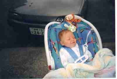 smilin in his car seat